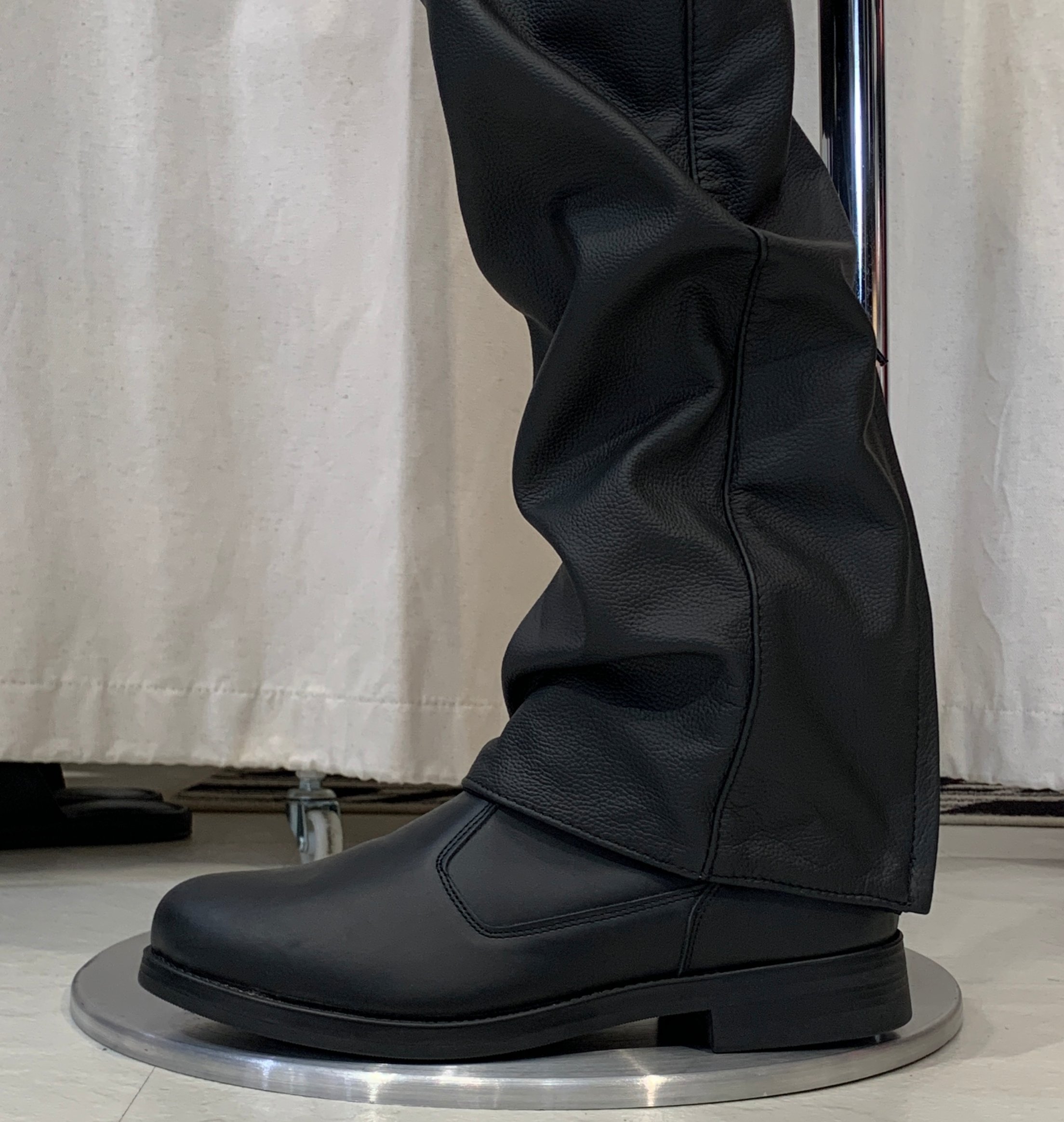 裾貯め履きレザーパンツ ダイネーゼレザーパンツ】長さ調整の例 